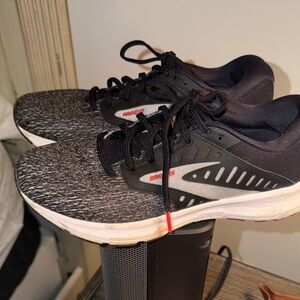 Brooks Men's Black and White Athletic Shoes Range 2 shoes size 8